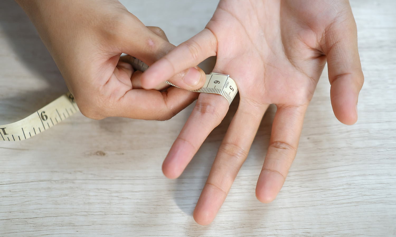 How to Measure Your Ring Size | DW US How to measure ring sise